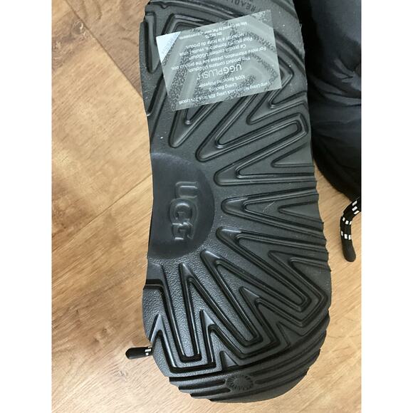 UGG BLACK CLASSIC MAXI SHORT WINTER SNOW BOOTS, KIDS- SIZE 4 - Picture 7 of 9